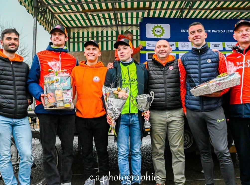 Killian Tharrut triomphe à Tressignaux, porté par l’esprit familial du Team Côte de Granit Rose